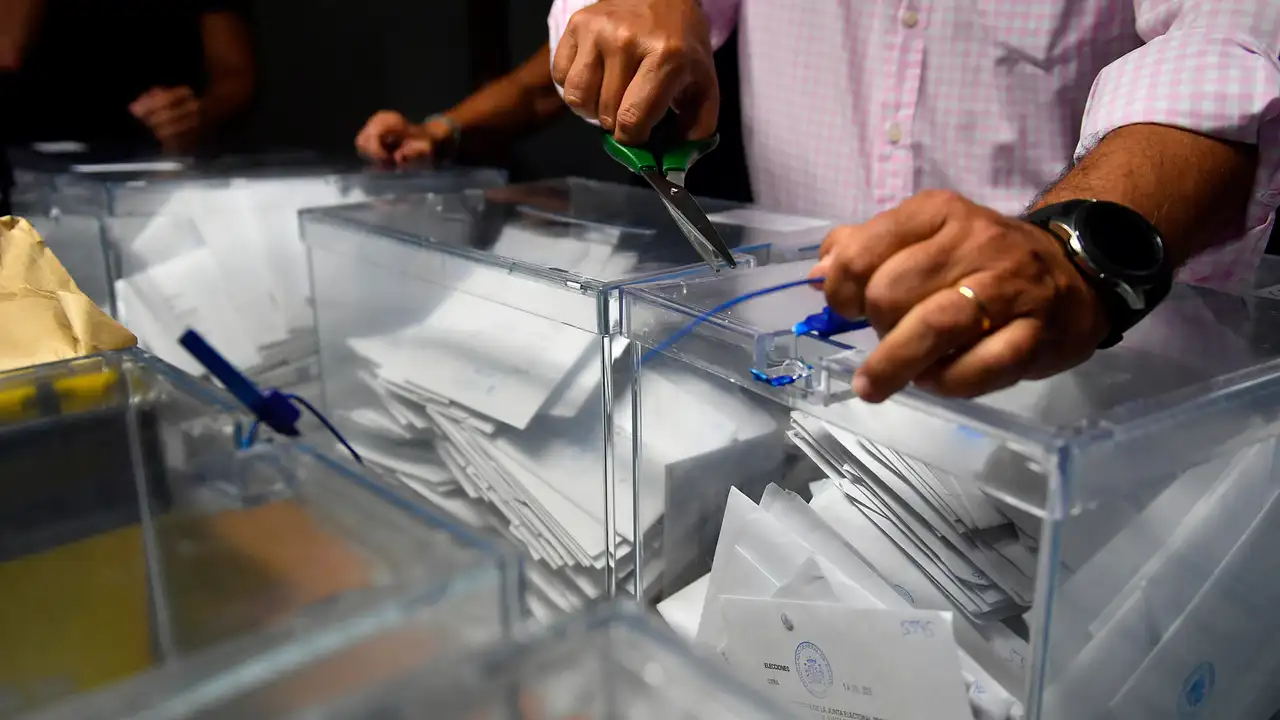 Trabajadoras de la junta electoral y representantes de partidos políticos durante el recuento de votos emitidos por los residentes en el extranjero para las elecciones generales el pasado 23J Trabajadoras de la junta electoral y representantes de partidos políticos durante el recuento de votos emitidos por los residentes en el extranjero para las elecciones generales el pasado 23J