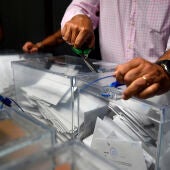 Trabajadoras de la junta electoral y representantes de partidos políticos durante el recuento de votos emitidos por los residentes en el extranjero para las elecciones generales el pasado 23J
