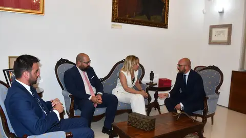 Almudena Martínez del Junco y Germán Beardo en el salón Regio del Ayuntamiento Almudena Martínez del Junco y Germán Beardo en el salón Regio del Ayuntamiento