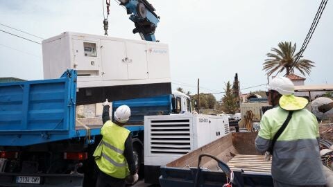  Operarios de Endesa trabajan descargando grupos electrógenos en La Gomera con motivo del apagón eléctrico 