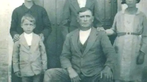 Este martes se reinhuman en Badajoz los restos de Salvador del Amo Jiménez, 82 años después de su muerte en una prisión franquista Este martes se reinhuman en Badajoz los restos de Salvador del Amo Jiménez, 82 años después de su muerte en una prisión franquista