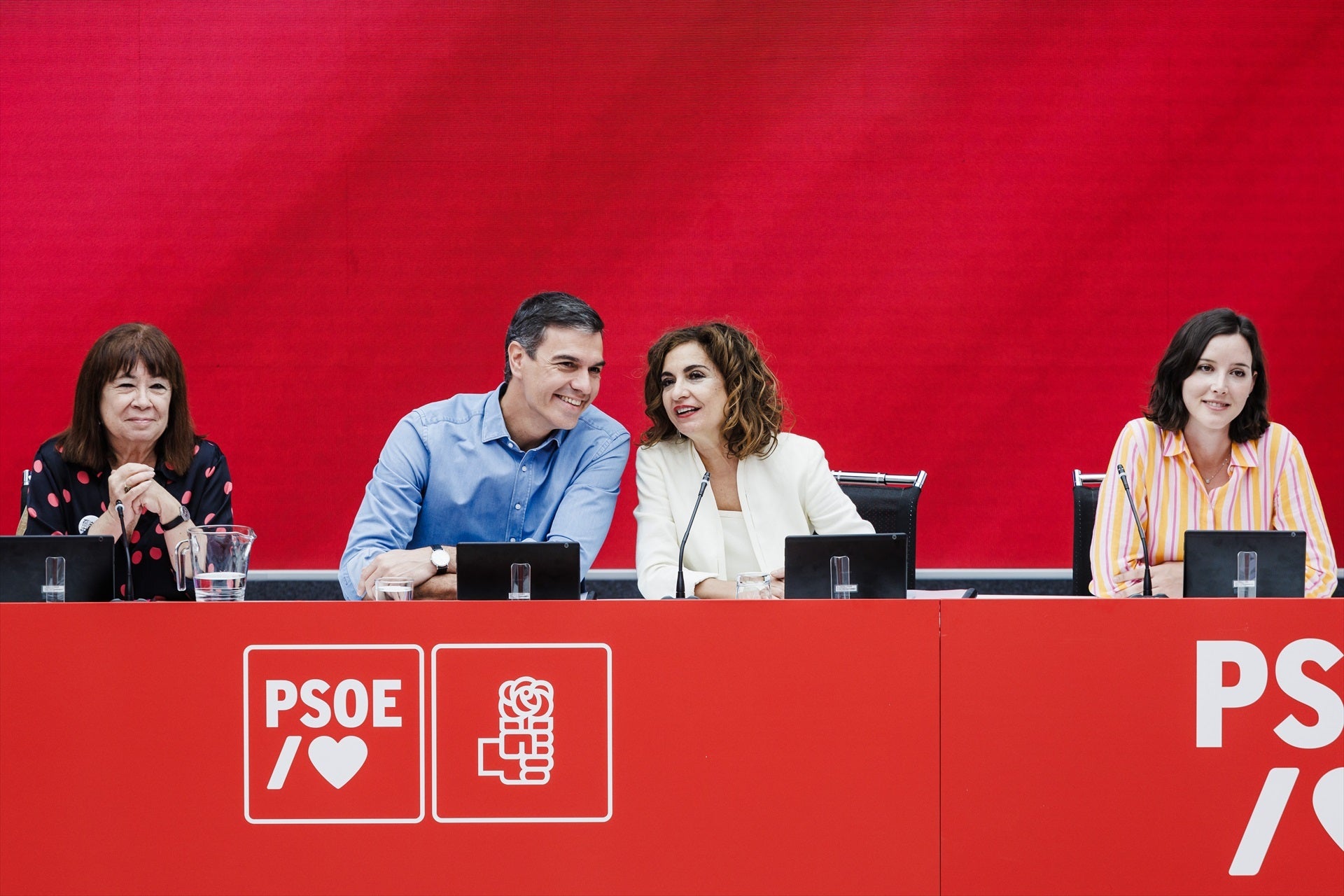 El PSOE califica de "postureo" la propuesta de Feijóo a Sánchez: "Airea una carta y oculta la reunión con Vox" El PSOE califica de "postureo" la propuesta de Feijóo a Sánchez: "Airea una carta y oculta la reunión con Vox"