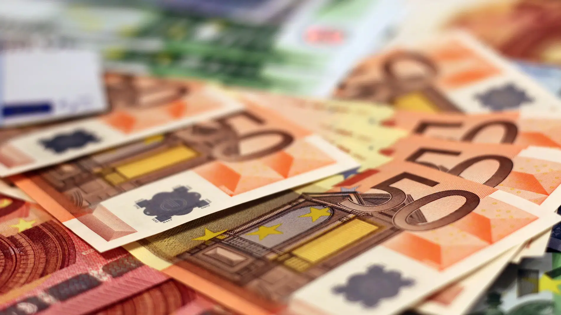 Imagen de archivo de varios billetes de euro.