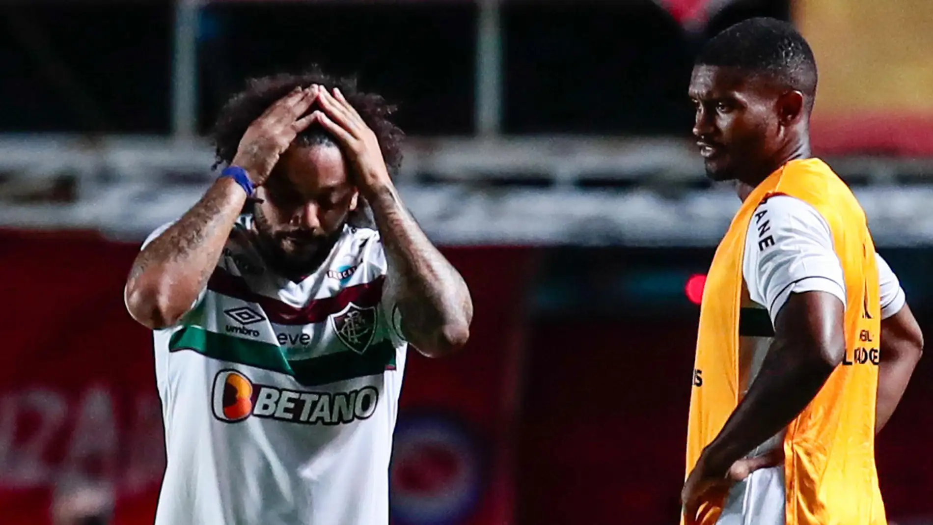 Marcelo se lamenta tras la entrada que lesionó de gravedad a su rival.