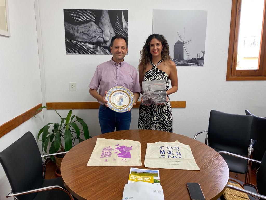 El Consell de Formentera recibe la visita de una representante del equipo de Gobierno de Formentera del Segura El Consell de Formentera recibe la visita de una representante del equipo de Gobierno de Formentera del Segura