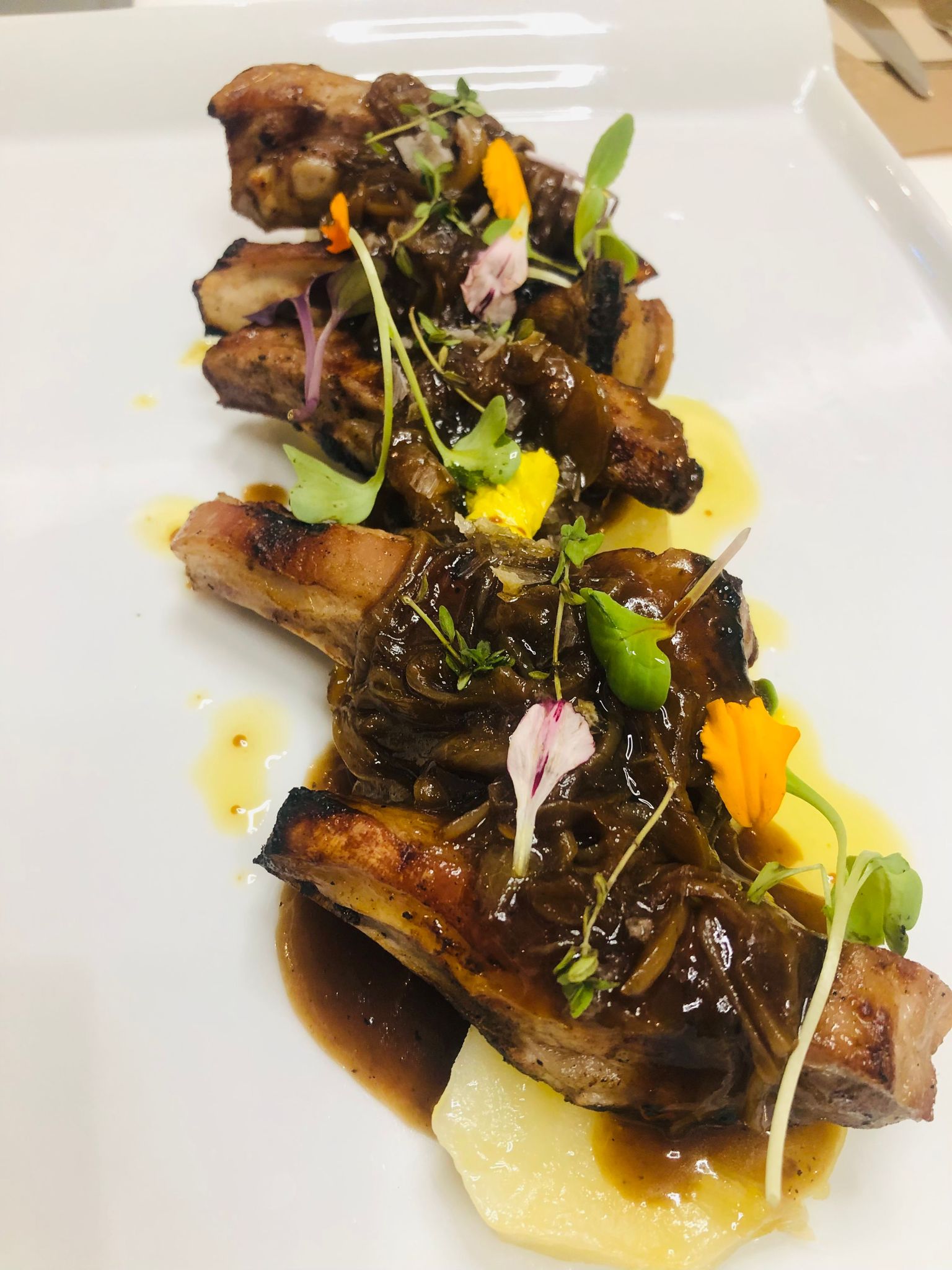 Chuletas de cordero encebolladas y patatas al horno Chuletas de cordero encebolladas y patatas al horno