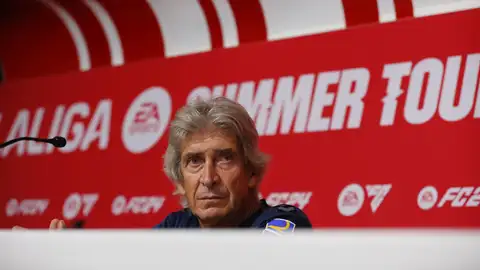 El entrenador Manuel Pellegrini, del Real Betis, en la rueda de prensa tras el partido contra el Sevilla, en Guadalajara, Jalisco (México), partido de LaLiga Summer Tour en el Estadio Akrón de Guadalajara. El entrenador Manuel Pellegrini, del Real Betis, en la rueda de prensa tras el partido contra el Sevilla, en Guadalajara, Jalisco (México), partido de LaLiga Summer Tour en el Estadio Akrón de Guadalajara.