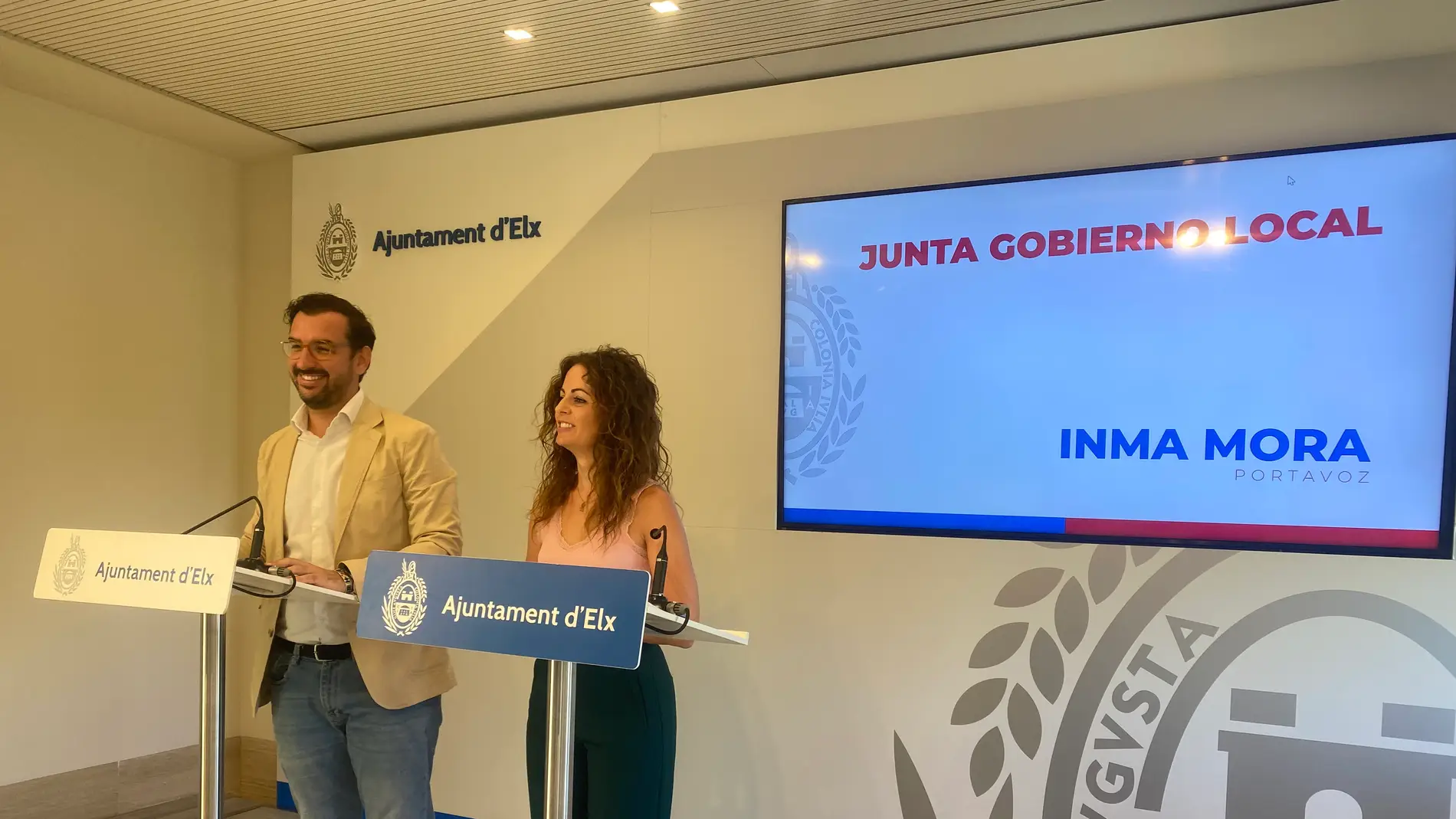 Inma Mora, portavoz del gobierno, y José Claudio Guilabert, conejal de Espacios Públicos, en la Junta Local de Elche.