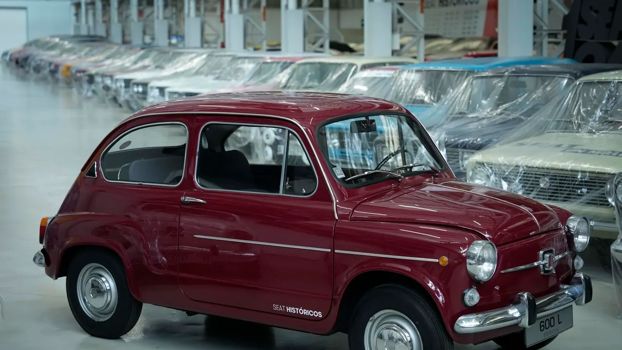 El penúltimo Seat 600 fabricado en la factoría automovilística se conserva en una nave de la Zona Franca de Barcelona junto a otros coches históricos de Seat,