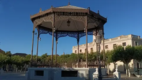 La cubierta del Quiosco de la Música de la Plaza de Cervantes de Alcalá de Henares es restaurada para poder ser utilizado durante las próximas Ferias y Fiestas alcalaínas Quiosco de la Música de la Plaza de Cervantes de Alcalá de Henares