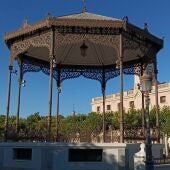 La cubierta del Quiosco de la Música de la Plaza de Cervantes de Alcalá de Henares es restaurada para poder ser utilizado durante las próximas Ferias y Fiestas alcalaínas