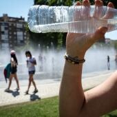 Beber agua es fundamental para combatir el calor. 