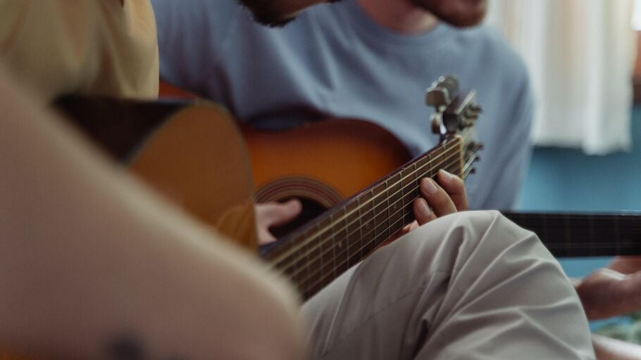 Imagen de archivo de dos personas tocando la guitarra