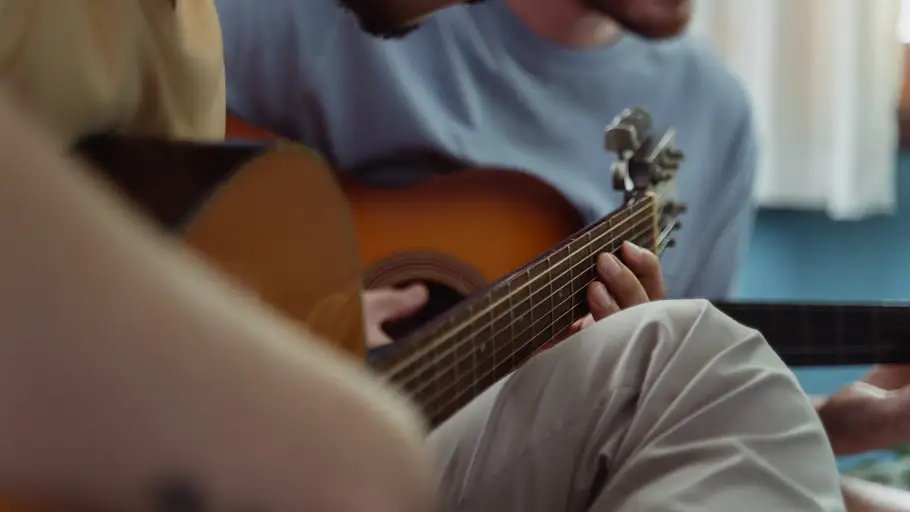 Imagen de archivo de dos personas tocando la guitarra Imagen de archivo de dos personas tocando la guitarra