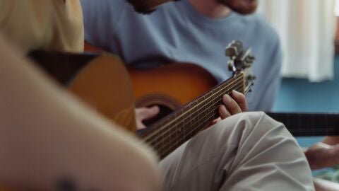 Imagen de archivo de dos personas tocando la guitarra