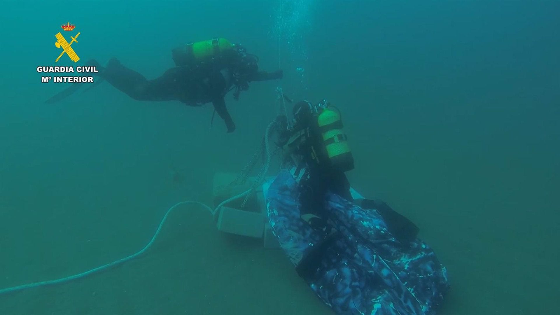 Recuperan 35 fardos con más de una tonelada de hachís en el fondo del mar Recuperan 35 fardos con más de una tonelada de hachís en el fondo del mar