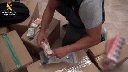 Detenidas 34 personas que vendían tabaco ilegal en diferentes comercios de Dos Hermanas Detenidas 34 personas que vendían tabaco ilegal en diferentes comercios de Dos Hermanas