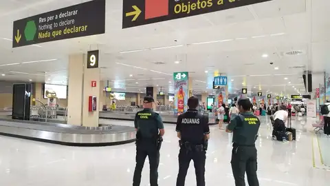 La Guardia Civil y Vigilancia Aduanera han detenido a un hombre por tráfico de drogas en Sant Antonio de Portmany La Guardia Civil y Vigilancia Aduanera han detenido a un hombre por tráfico de drogas en Sant Antonio de Portmany