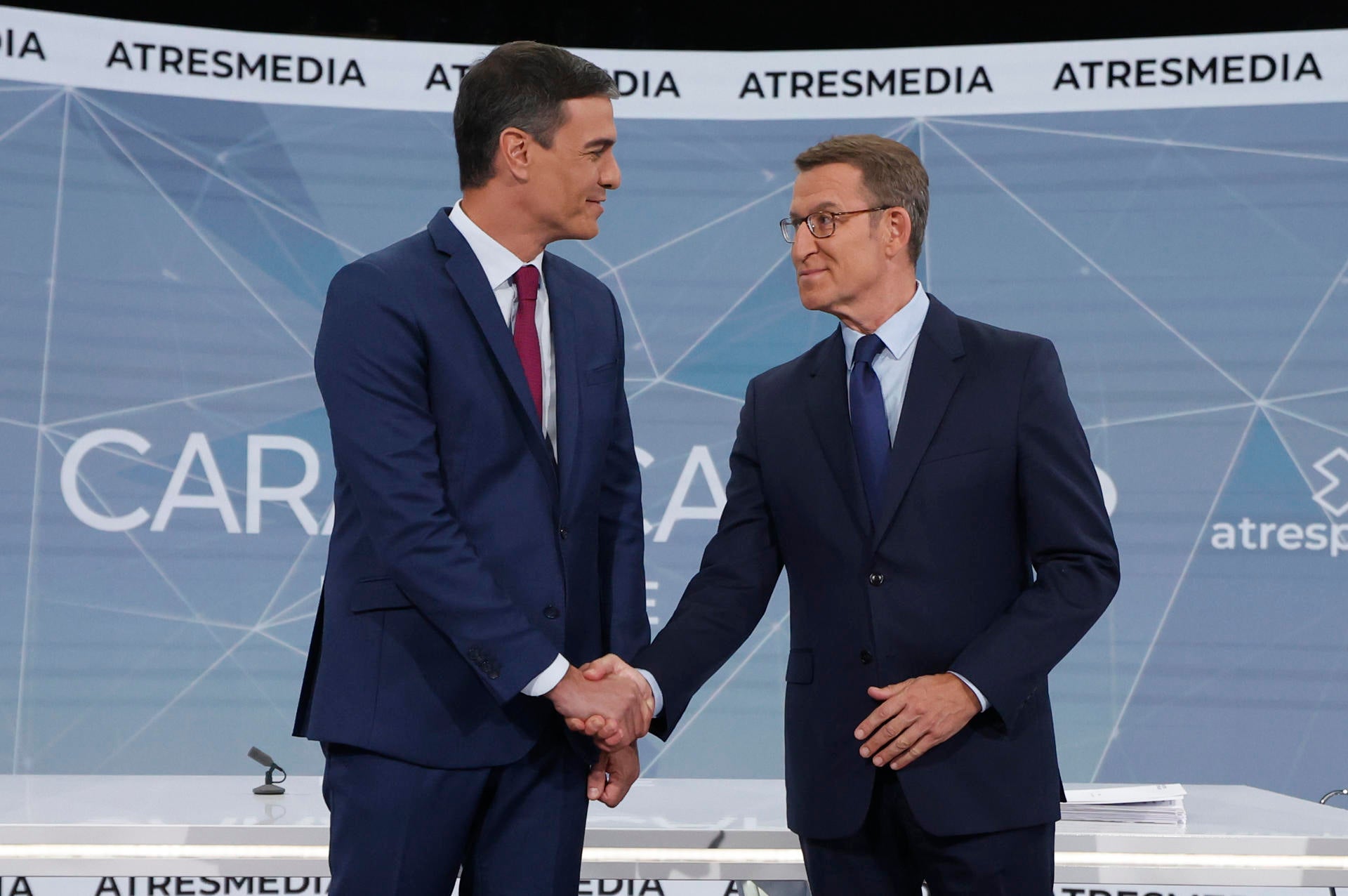 Alberto Núñez Feijóo acusa a Pedro Sánchez de bloquear la negociación de PP y PSOE para gobernar Ceuta en coalición Alberto Núñez Feijóo acusa a Pedro Sánchez de bloquear la negociación de PP y PSOE para gobernar Ceuta en coalición