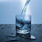 Por qué no es bueno beber demasiada agua: qué es la hiponatremia o intoxicación por agua