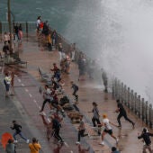 Una gran ola rompe contra el Paseo Nuevo de San Sebastián este jueves. 