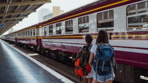 Todas las ayudas a jóvenes para viajar en verano: requisitos para pedirlas