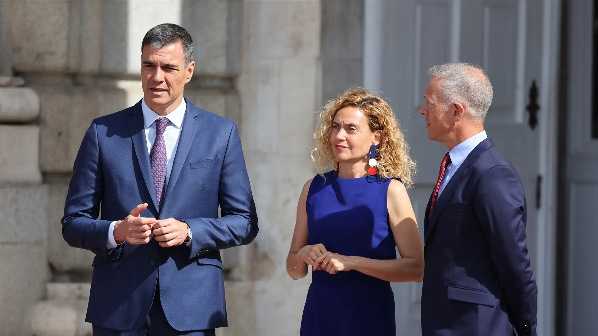 El presidente del Gobierno, Pedro Sánchez, la presidenta del Congreso, Meritxell Bate y el Presidente del Senado, Ander Gil.
