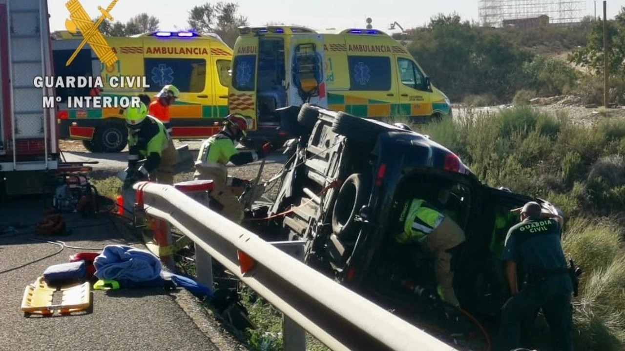 Imagen del coche que volcó en Fraga y cuyo conductor resultó herido grave.