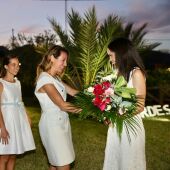 La alcaldesa de Castellón, Begoña Carrasco, le entrega un ramo de flores a la próxima reina Mayor, Lourdes Climent