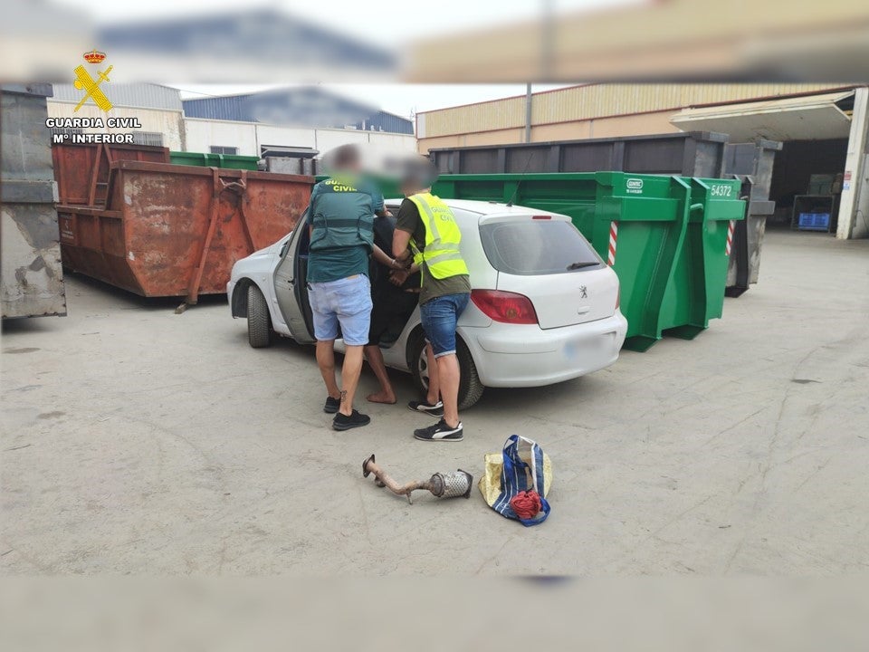 La Guardia Civil detiene en Crevillent a un hombre de 46 años por 84 robos de catalizadores La Guardia Civil detiene en Crevillent a un hombre de 46 años por 84 robos de catalizadores