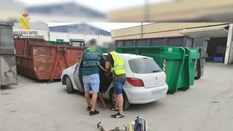 La Guardia Civil detiene en Crevillent a un hombre de 46 años por 84 robos de catalizadores. La Guardia Civil detiene en Crevillent a un hombre de 46 años por 84 robos de catalizadores.