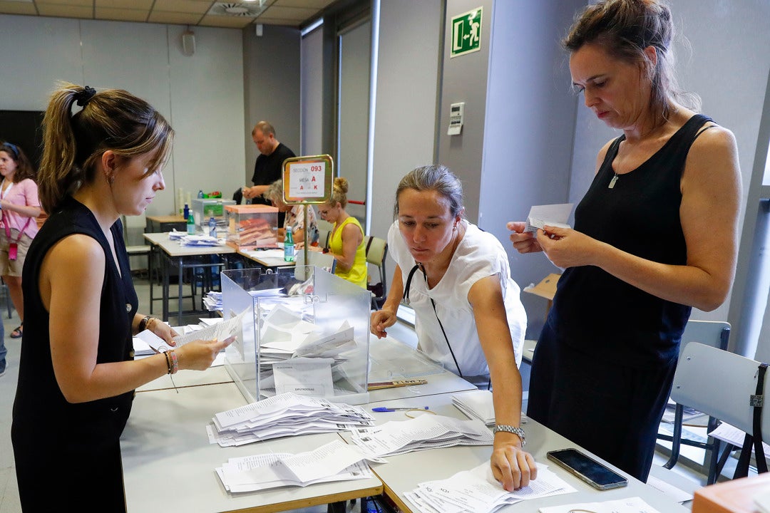 El PSOE estudiará recurrir la decisión de no revisar los votos nulos de Madrid sin "hacer de ello ningún caballo de batalla" El PSOE estudiará recurrir la decisión de no revisar los votos nulos de Madrid sin "hacer de ello ningún caballo de batalla"