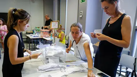 El PSOE estudiará recurrir la decisión de no revisar los votos nulos de Madrid sin "hacer de ello ningún caballo de batalla" El PSOE estudiará recurrir la decisión de no revisar los votos nulos de Madrid sin "hacer de ello ningún caballo de batalla"