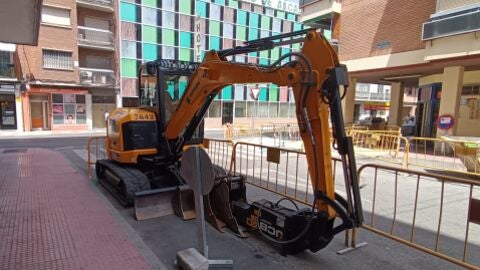 Maquinaria lista para comenzar las obras en la calle C&aacute;novas del Castillo de Alcal&aacute; de Henares