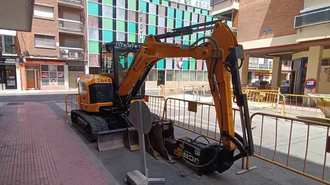 Comienzan las obras de mejora de la accesibilidad y movilidad en la calle Cánovas del Castillo de Alcalá de Henares Maquinaria lista para comenzar las obras en la calle Cánovas del Castillo de Alcalá de Henares