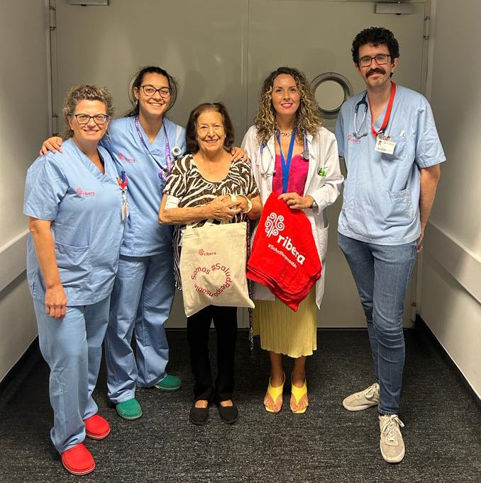 El Hospital Universitario del Vinalopó hace entrega de un Kit de Bienvenida a pacientes que comienzan la diálisis El Hospital Universitario del Vinalopó hace entrega de un Kit de Bienvenida a pacientes que comienzan la diálisis