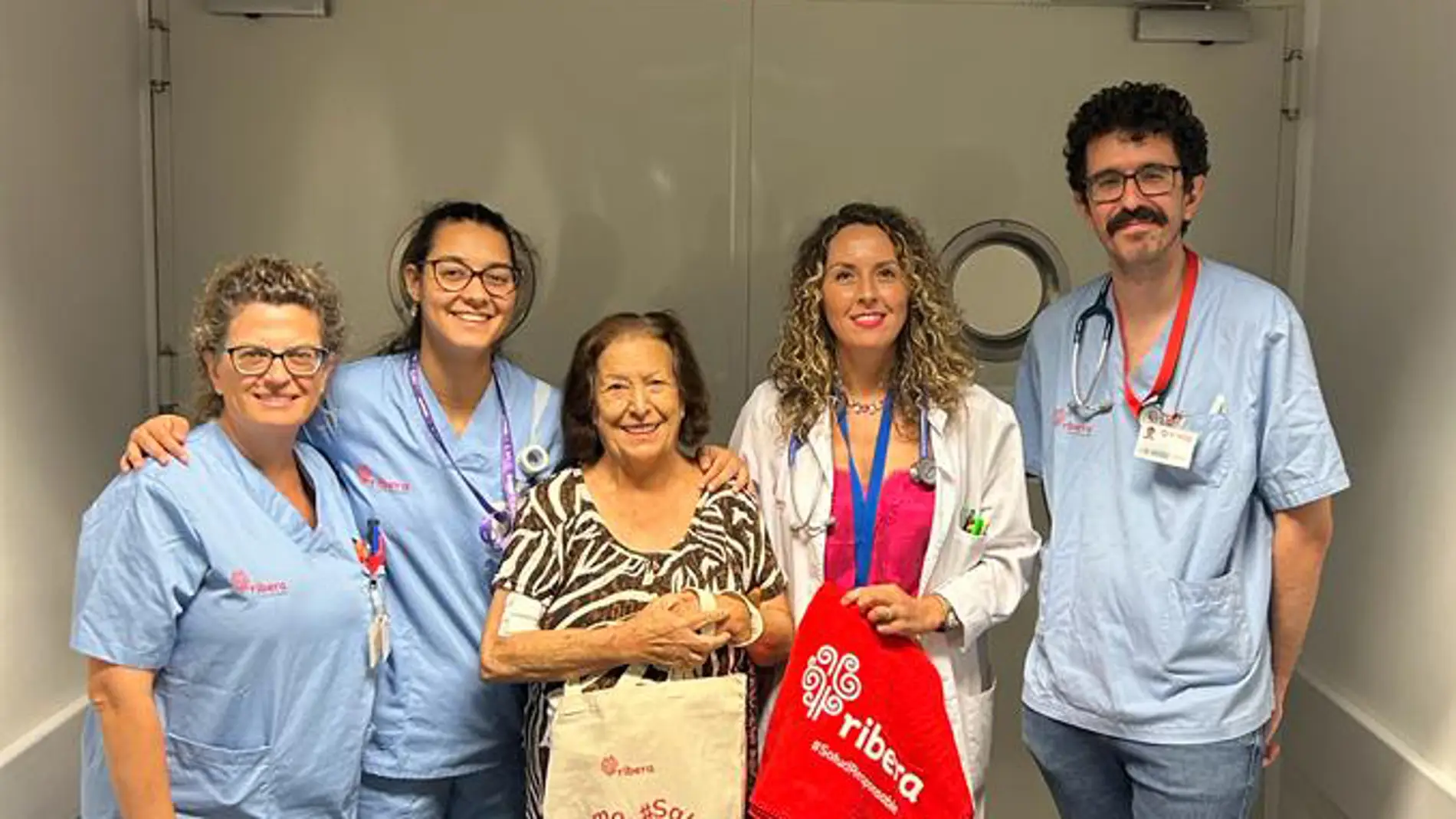 El Hospital Universitario del Vinalopó hace entrega de un Kit de Bienvenida a pacientes que comienzan la diálisis.