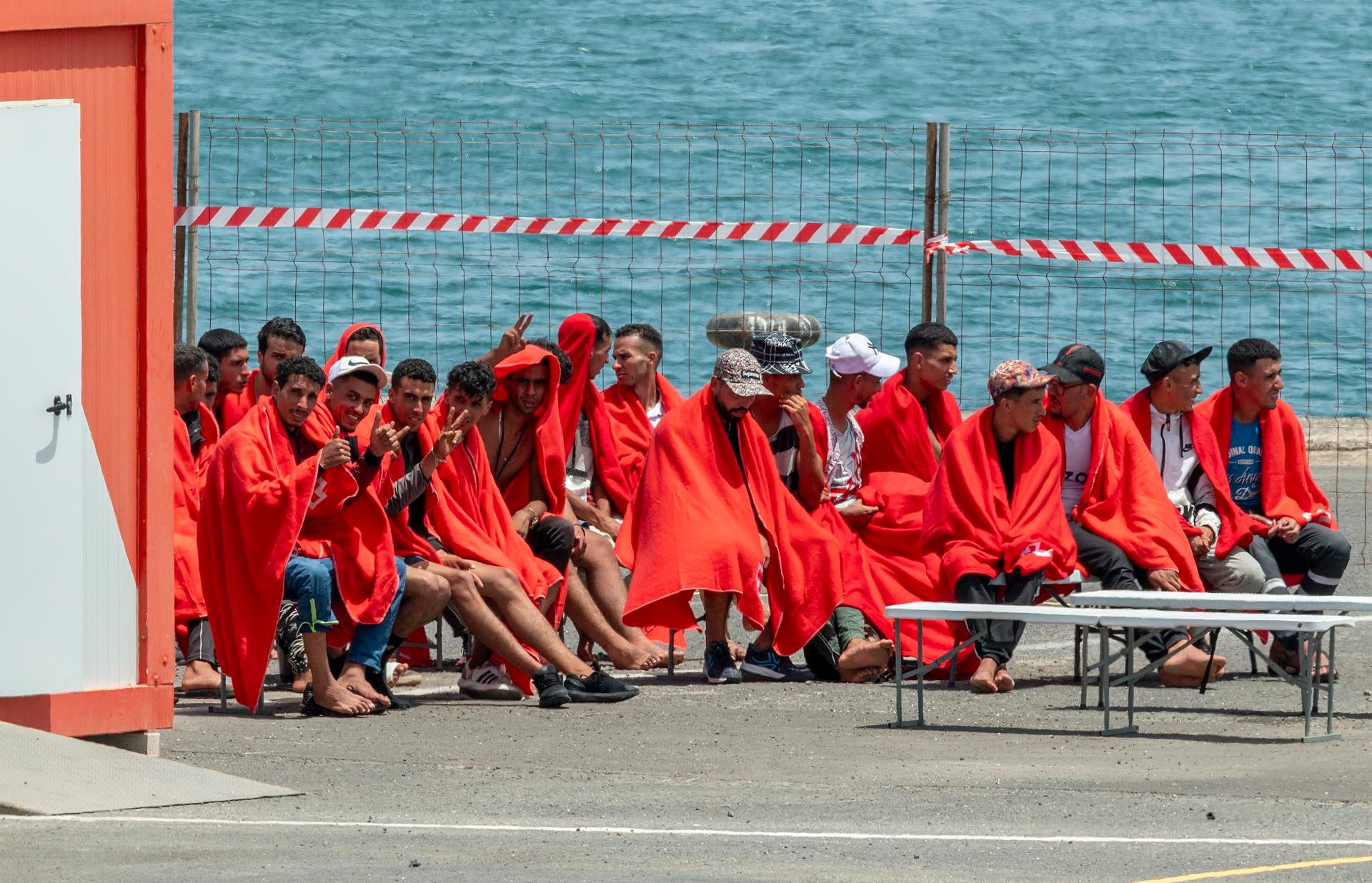Salvamento rescata en 12 horas a 335 personas en 7 pateras cerca de las costas de Canarias Salvamento rescata en 12 horas a 335 personas en 7 pateras cerca de las costas de Canarias