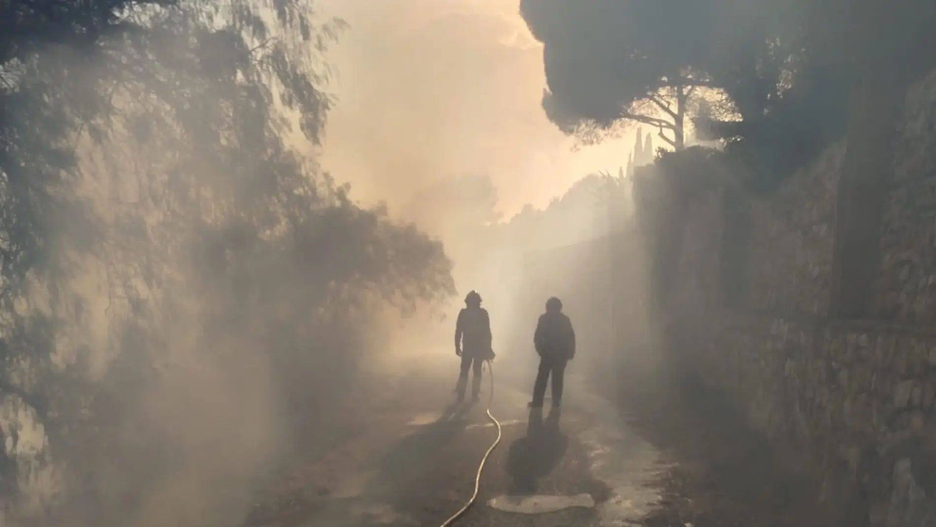 Bomberos trabajan en la extinción de un incendio de vegetación declarado en Alcossebre (Castellón)