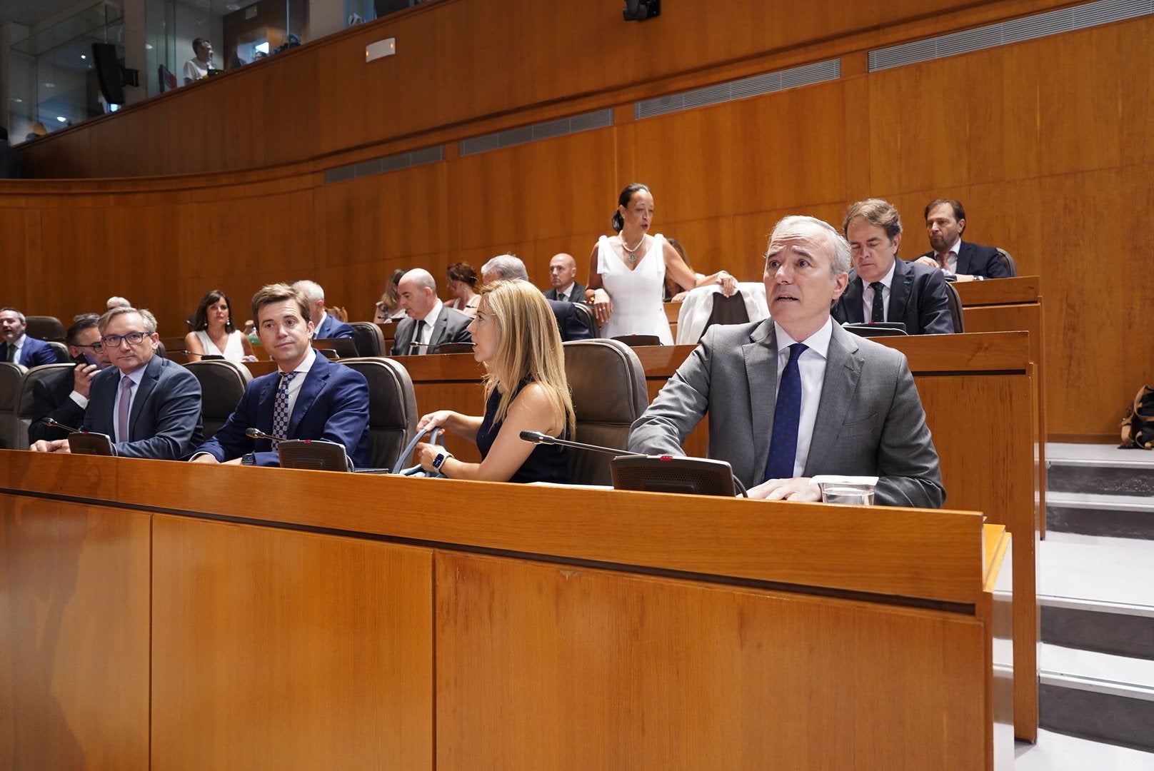 La oposición afea el pacto de Azcón con VOX La oposición afea el pacto de Azcón con VOX