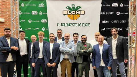 Directiva y miembros de la direcci&oacute;n deportiva del CBI Elche en la presentaci&oacute;n del club.