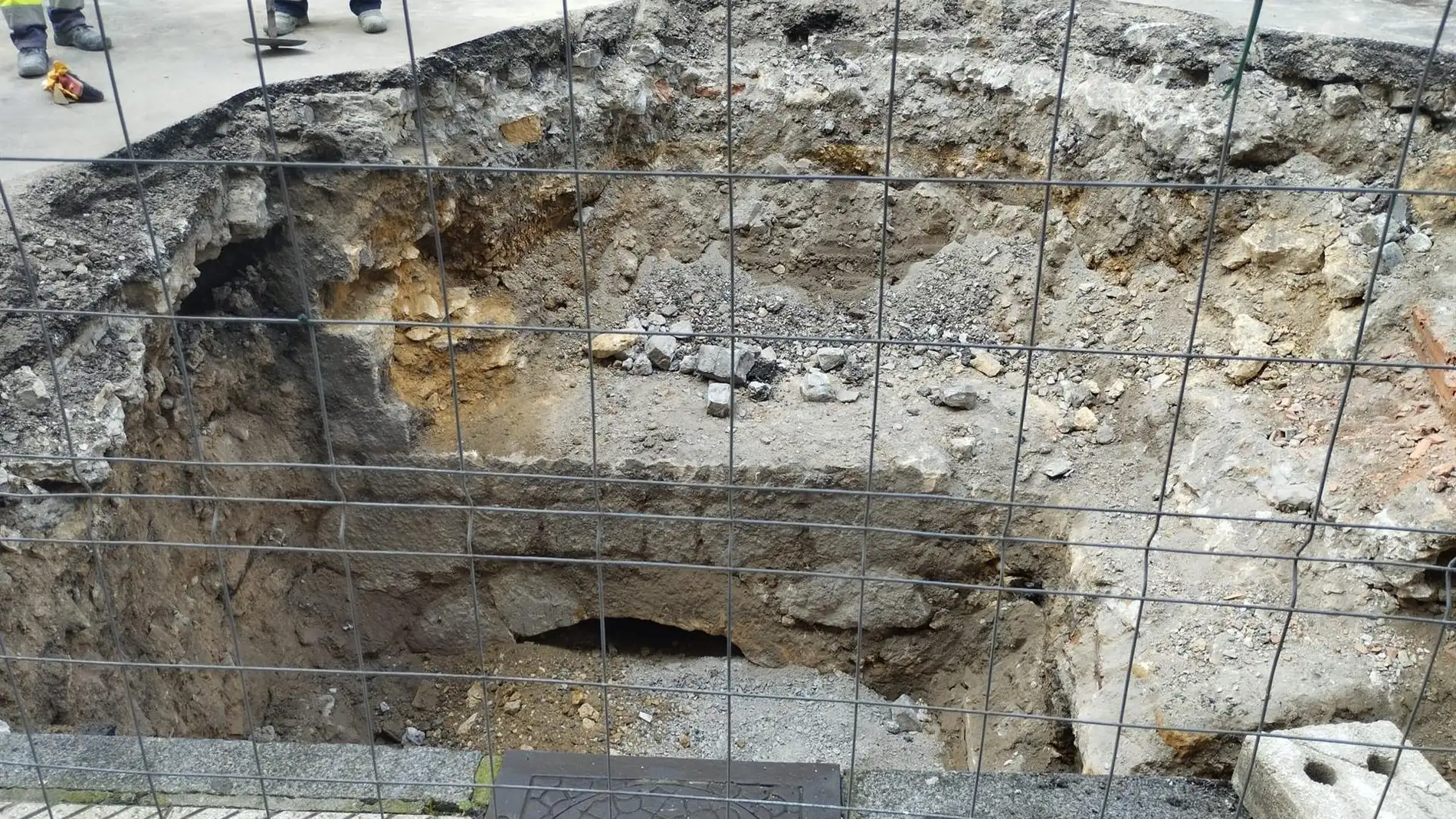 Restos arqueológicos hallados en las obras de reparación de un socavón en la calle Padre Suárez de Oviedo. - EUROPA PRESS