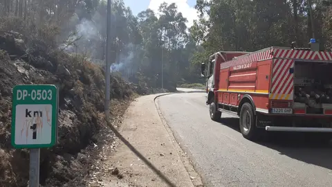 Tierra quemada y humo tras el incendio en Suevos-Arteixo Quemó unas 20 hectáreas.