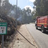 Tierra quemada y humo tras el incendio en Suevos-Arteixo