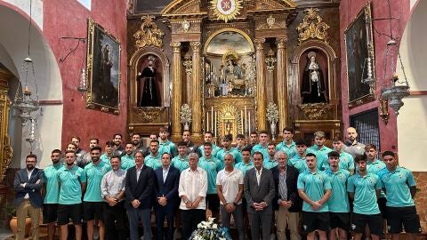 La plantilla del M&aacute;laga CF en la ofrenda floral en la Parroquia de la Divina Pastora y Santa Teresa