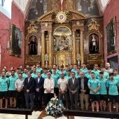 La plantilla del Málaga CF en la ofrenda floral en la Parroquia de la Divina Pastora y Santa Teresa