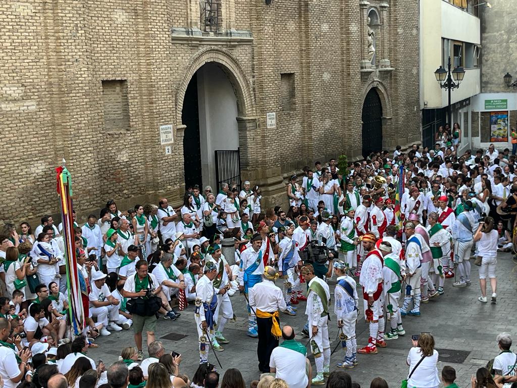 Histórica actuación de los Danzantes de Huesca con dos mujeres por primera vez Histórica actuación de los Danzantes de Huesca con dos mujeres por primera vez