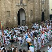 Los Danzantes de Huesca han completado su primera actuación de las fiestas.
