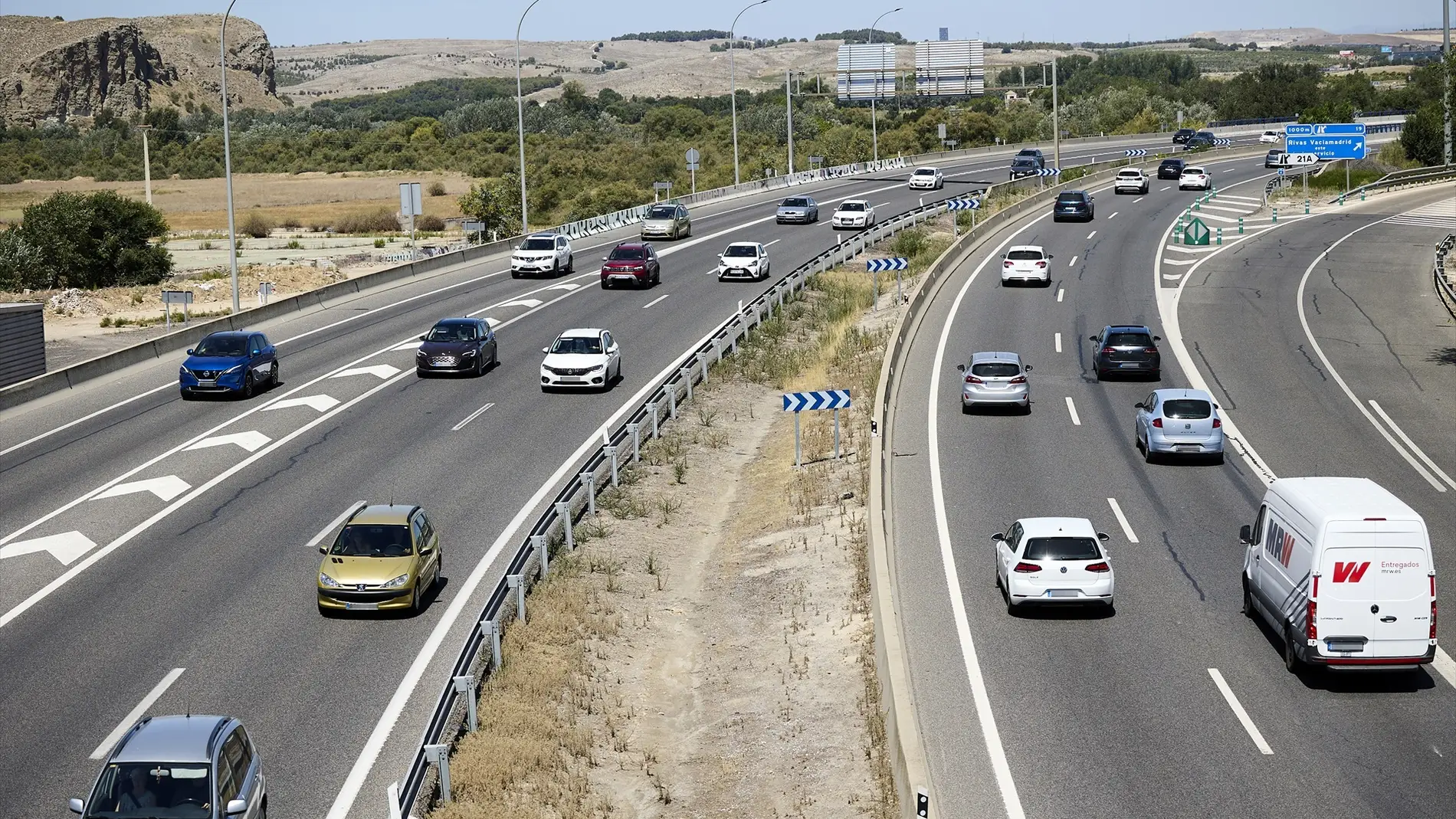 Circulación de vehículos en una autopista española.