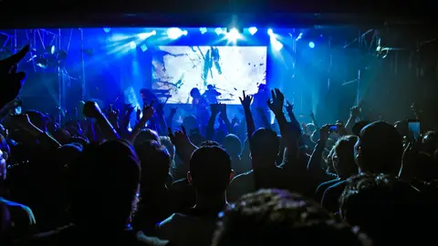 Personas bailando en una discoteca Personas bailando en una discoteca